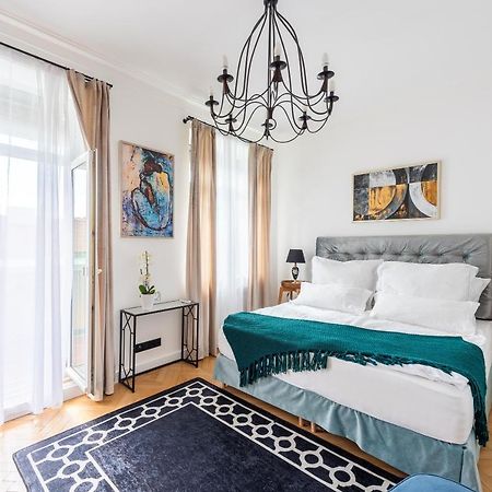 Luxury Apartment With A Balcony And A Terrace Prága Kültér fotó
