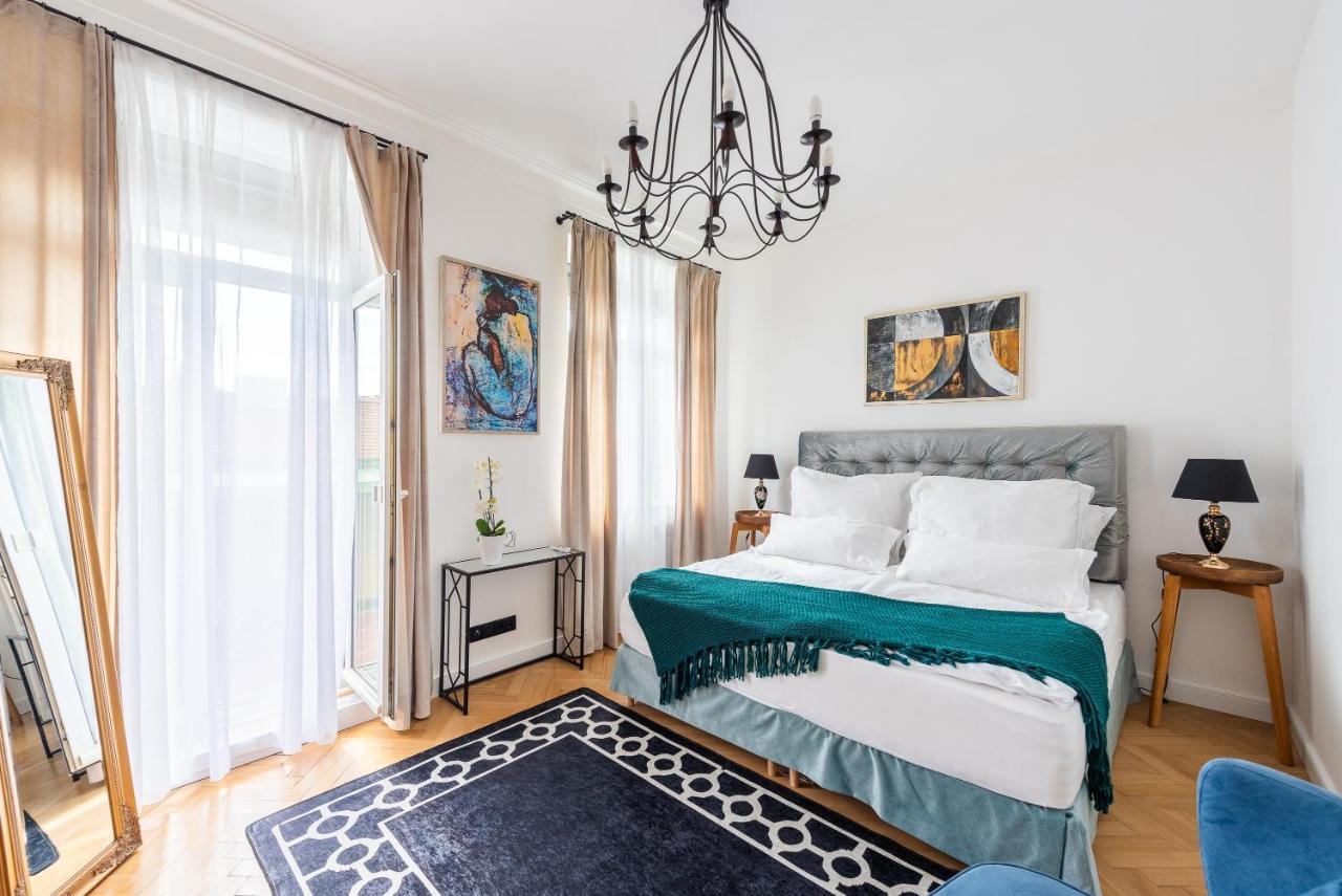 Luxury Apartment With A Balcony And A Terrace Prága Kültér fotó